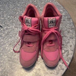 Women’s wedged sneakers size 7